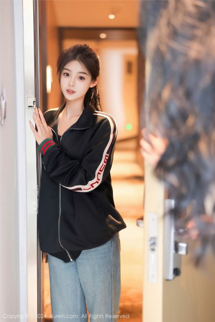 美女胸又www又黄网站海报